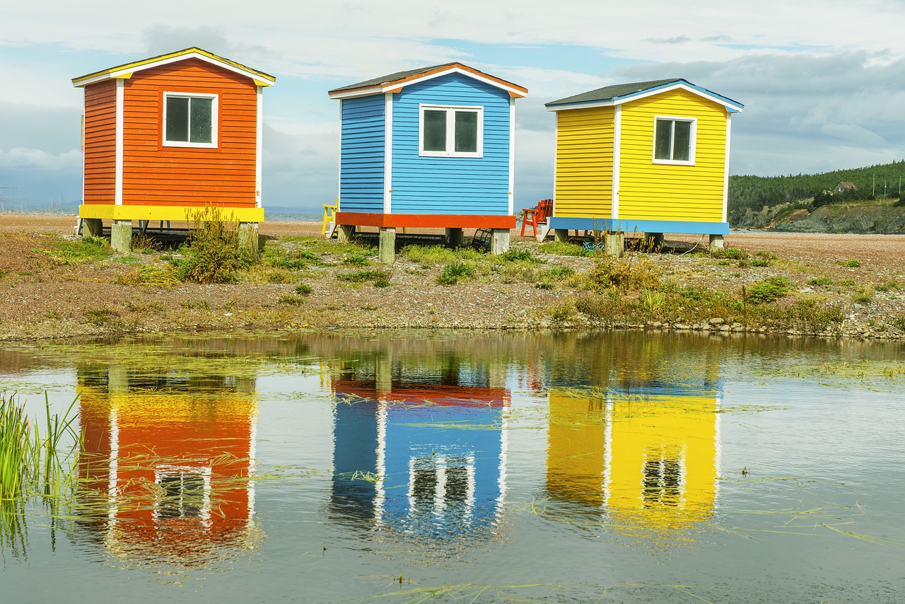 Colorful Cabins Lake Newfoundland  - PuaBar / Pixabay