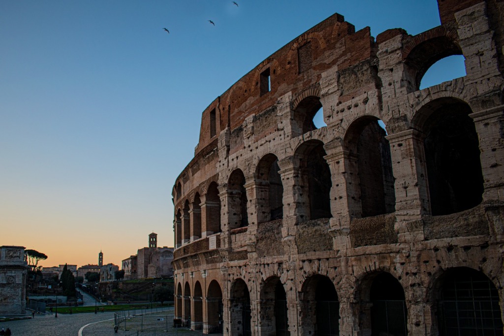 Colosseum Roman Ruins Rome Italy  - magdiklngr / Pixabay