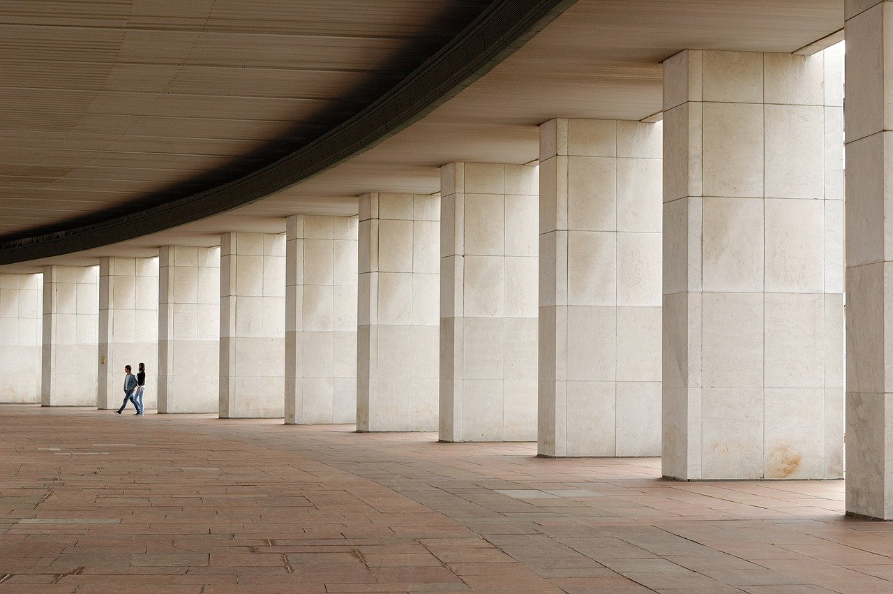 Columns Line Couple People  - fotokrug / Pixabay