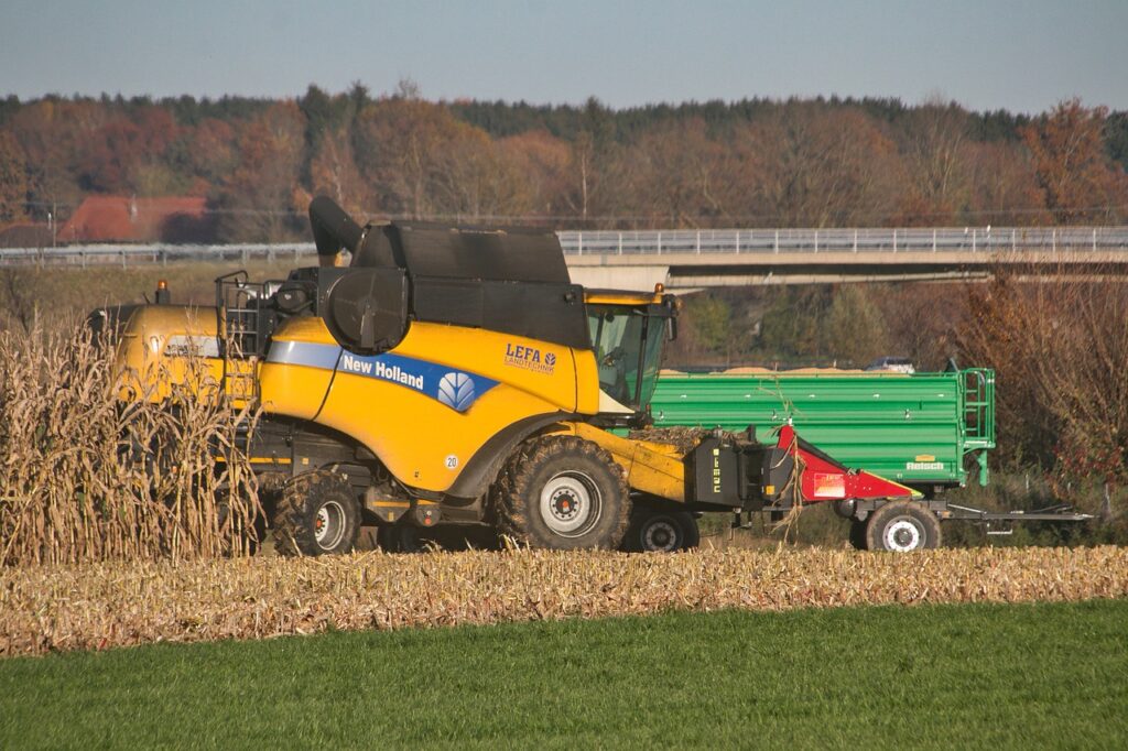 Combine Harvester Cornfield Corn  - planet_fox / Pixabay