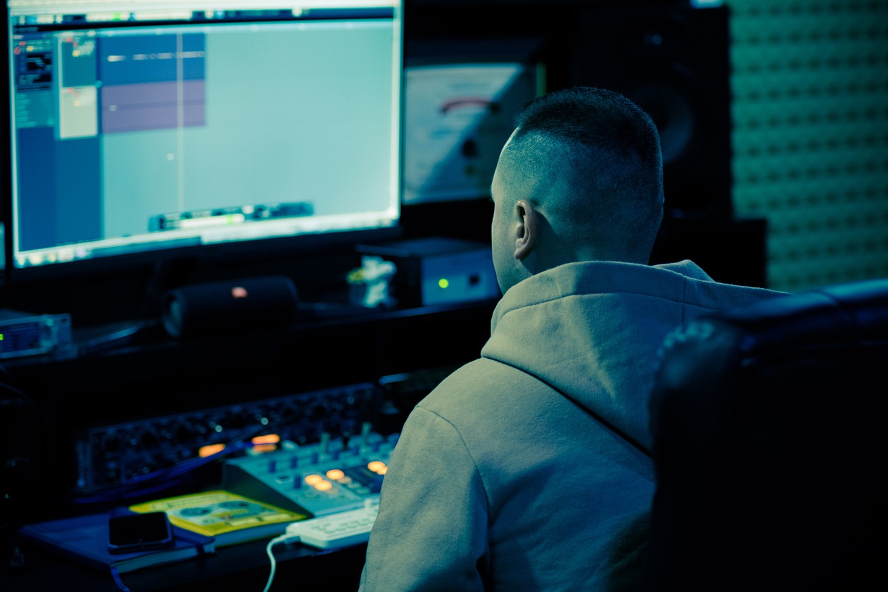 Computer Man Work Office Monitor - Mitrey / Pixabay