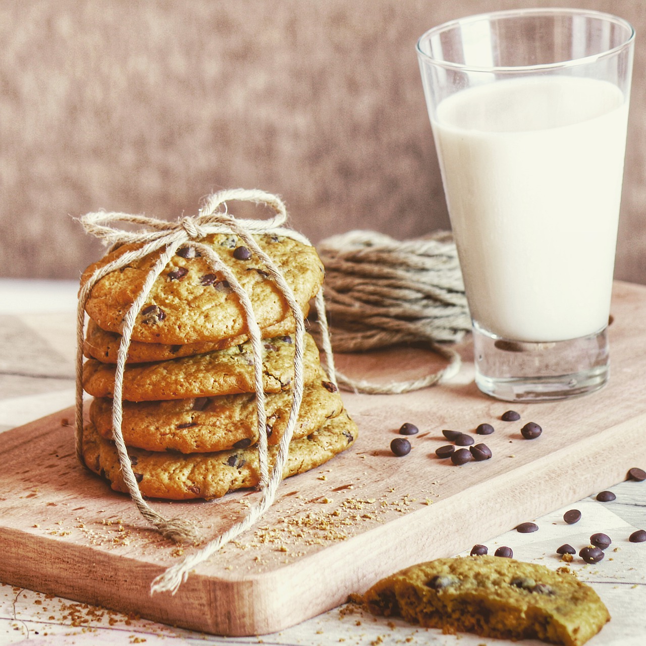 Cookies Milk Chocolate Chip Cookies  - Ragabz / Pixabay