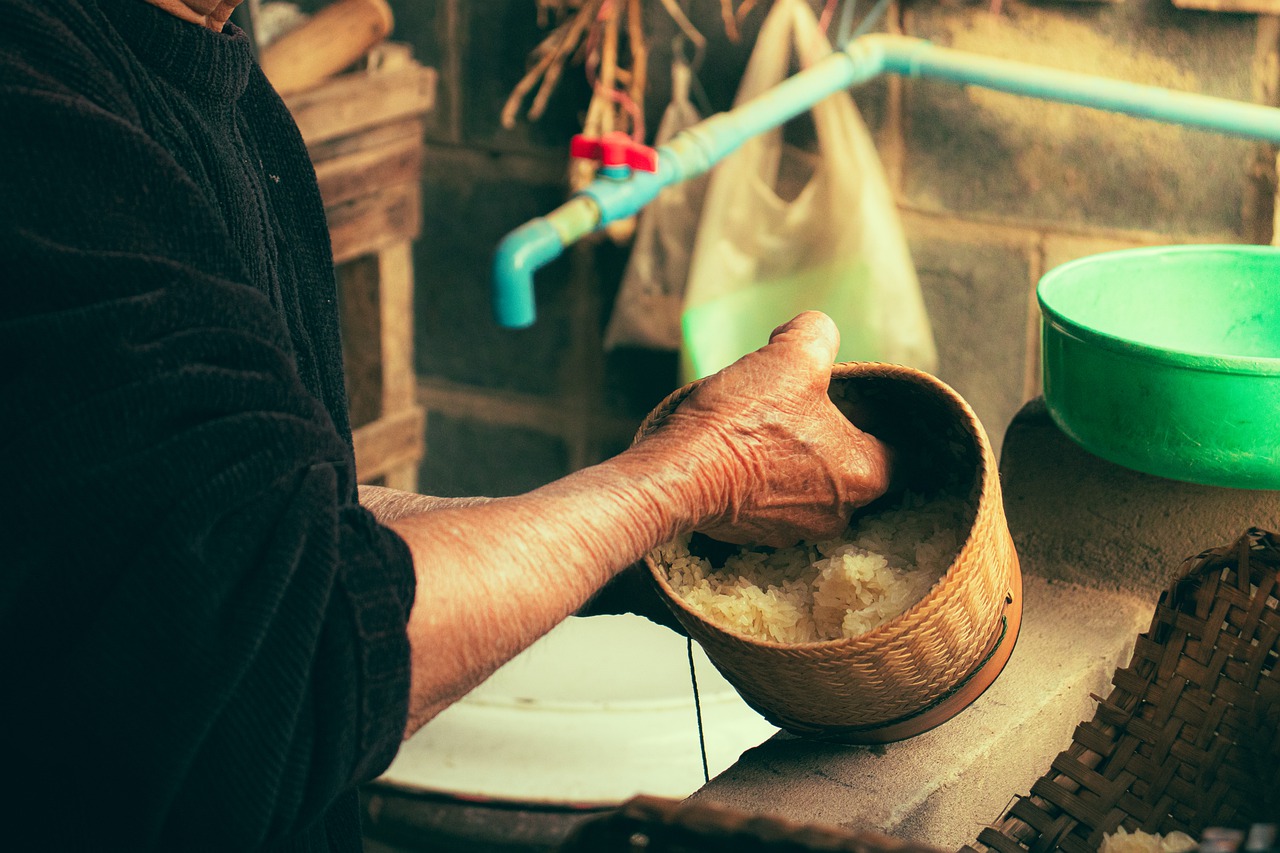 Cooking Rice Kitchen Glutinous Rice  - mathee / Pixabay
