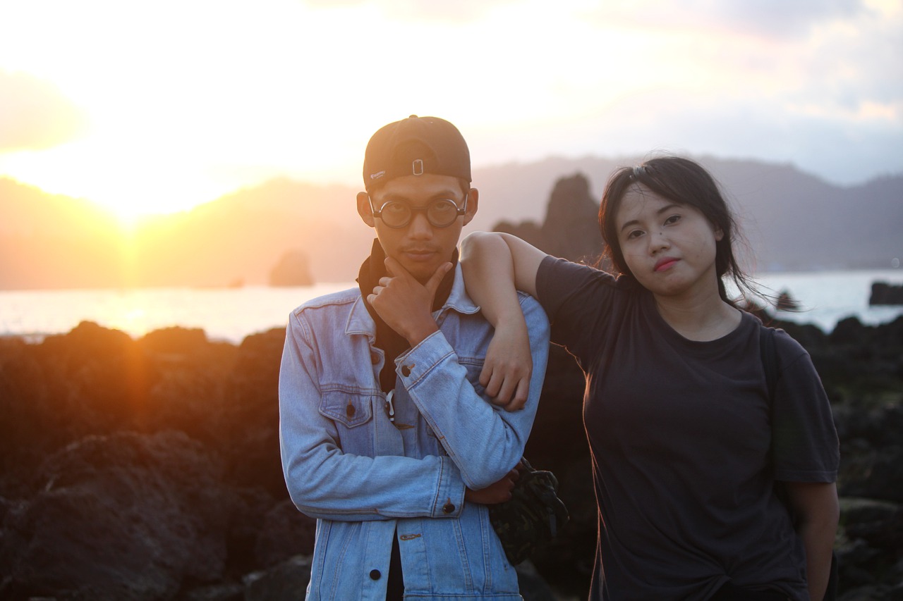 Couple Beach Sunlight Sunset Dusk - dekyyoga / Pixabay