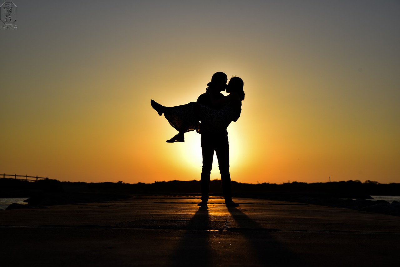Couple Kiss Sunset Romantic Sun  - Dangtinh / Pixabay
