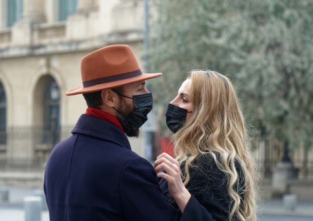 Couple Romantic Mask Covid   - Surprising_Shots / Pixabay