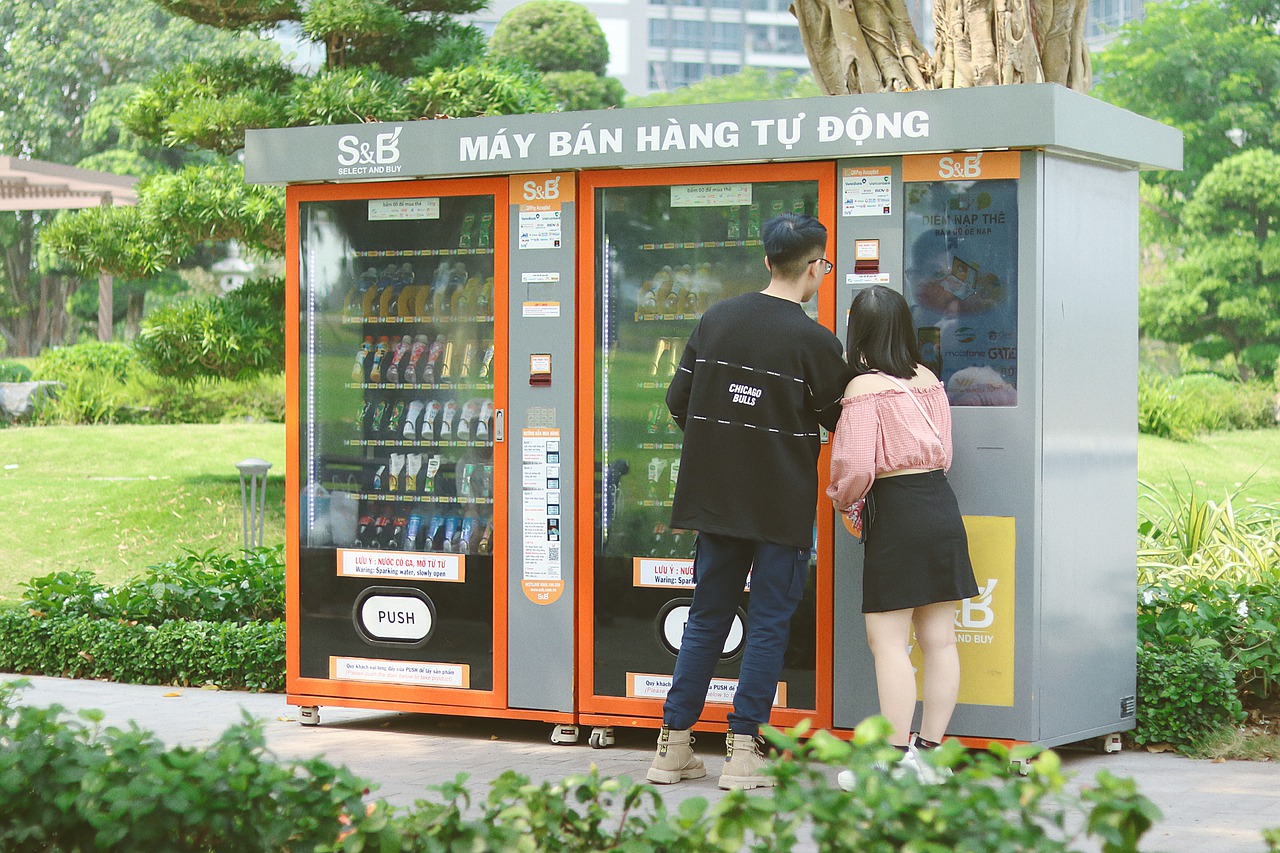 Couple Vending Machine Date Park  - nhuhang9261 / Pixabay