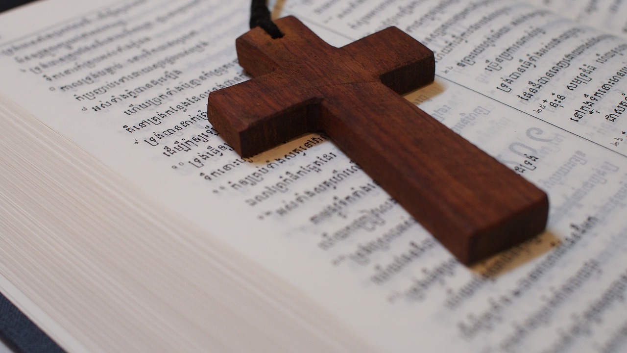 Cross Bible Khmer Bible Christian - iChristian / Pixabay