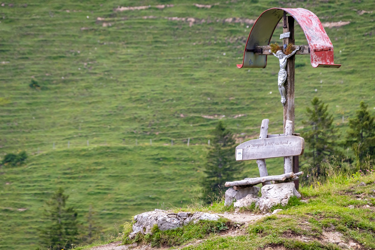 Cross Christ Statue Figure  - analogicus / Pixabay