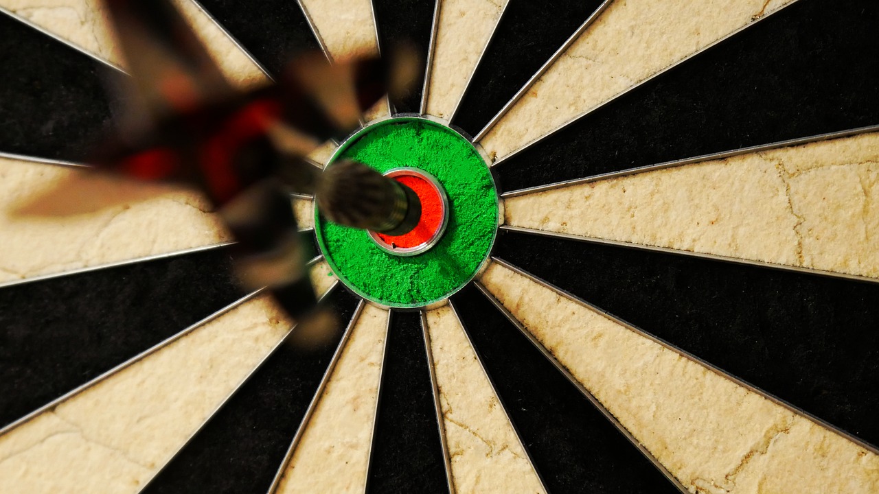 Dart Steel Tip Dart Bullseye  - Tim_Bastian / Pixabay