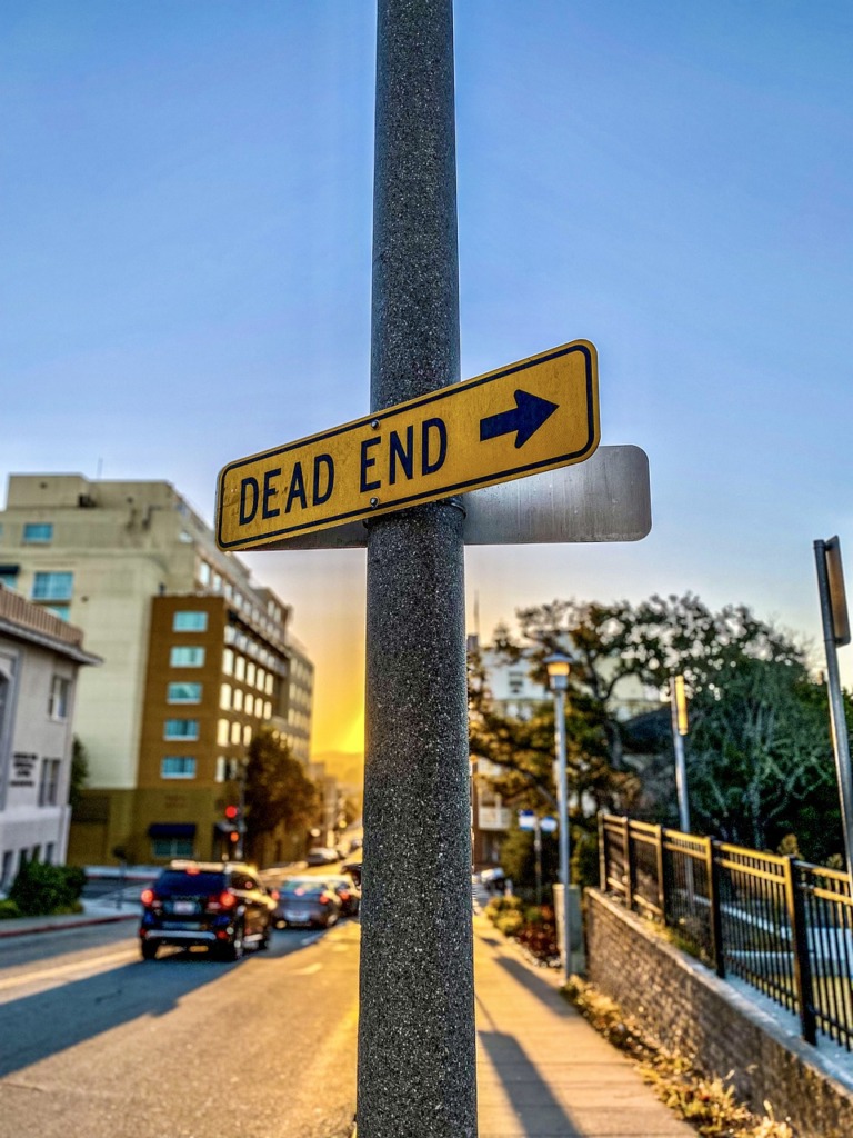 Dead End Road Sign Urban Downtown  - gaguillen / Pixabay