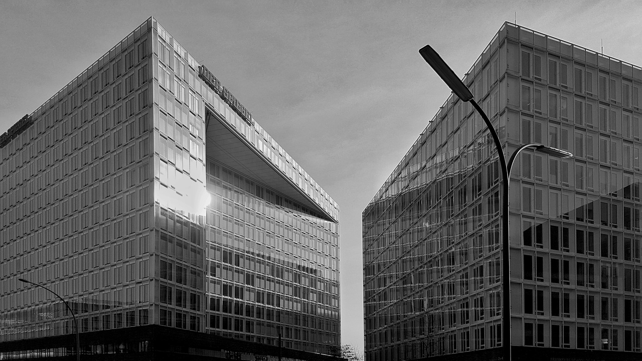 Der Spiegel Mirror Building  - sor1at / Pixabay