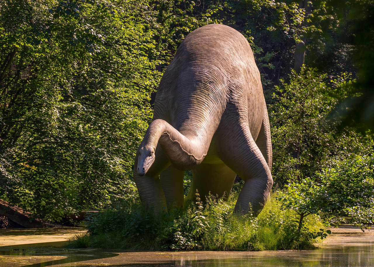 Dinosaur Sculpture Park Pond  - MandrillArt / Pixabay