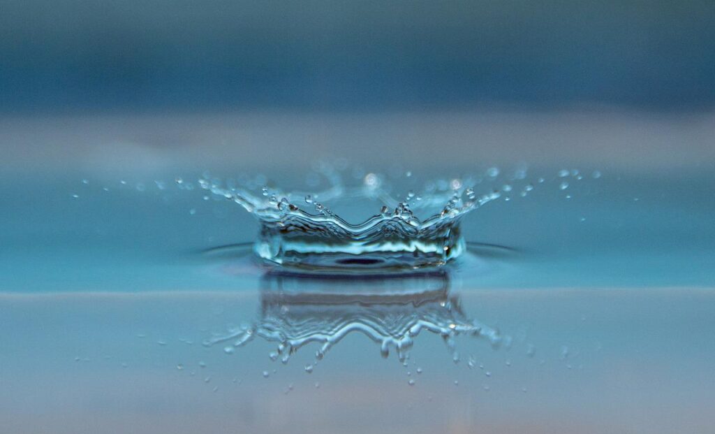 drop splash impact ripples water 545377