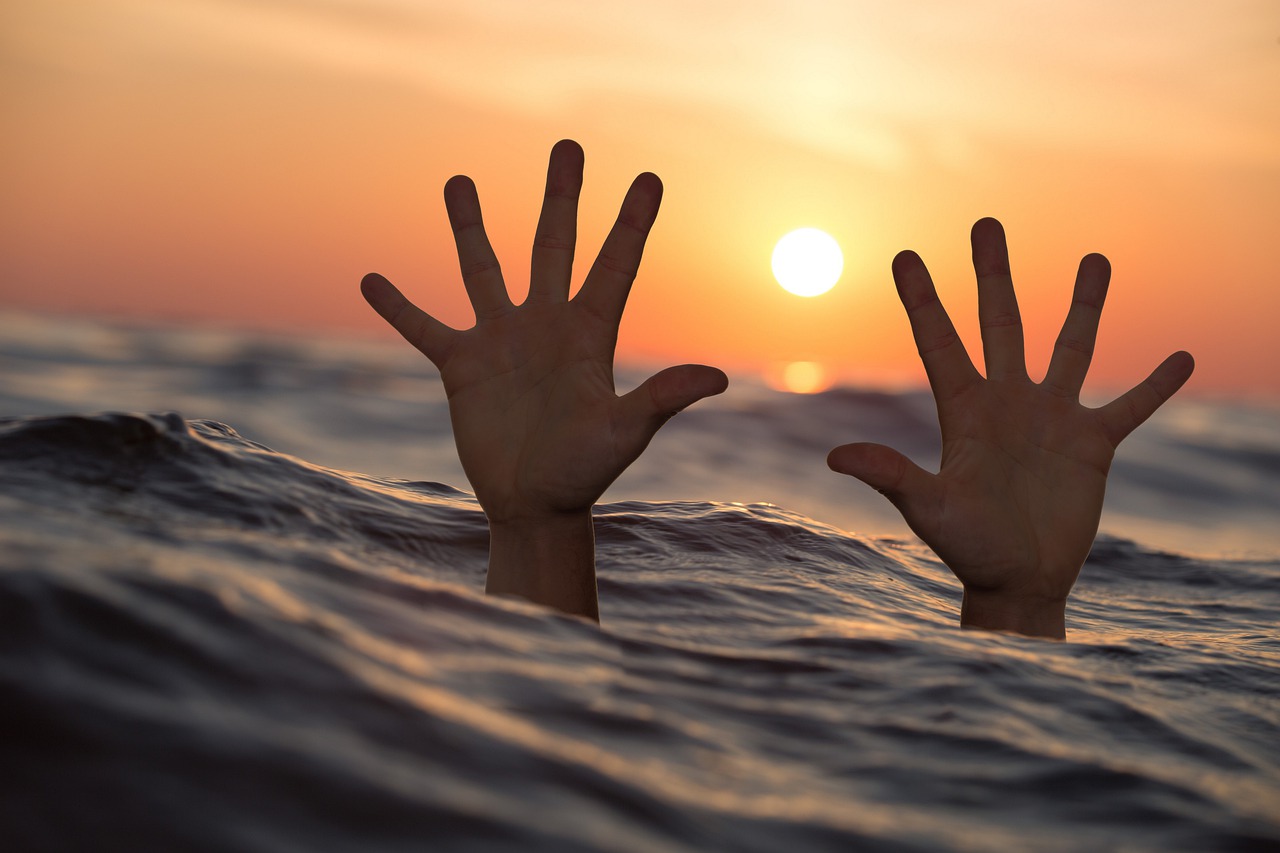 Drowning Man Sea Hands - Tumisu / Pixabay