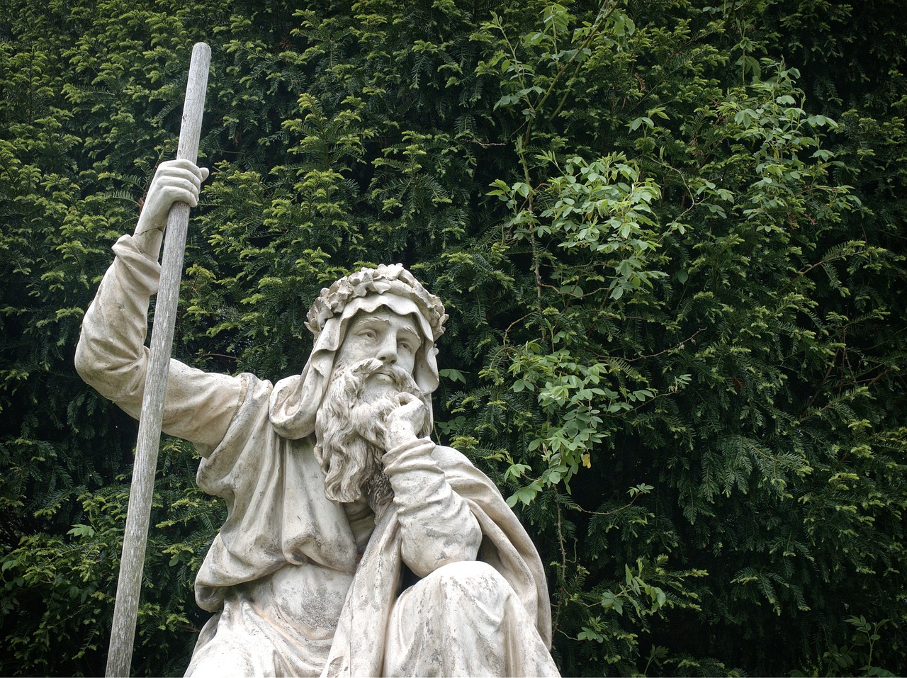 Druid Statue Croome Thinker  - aitoff / Pixabay
