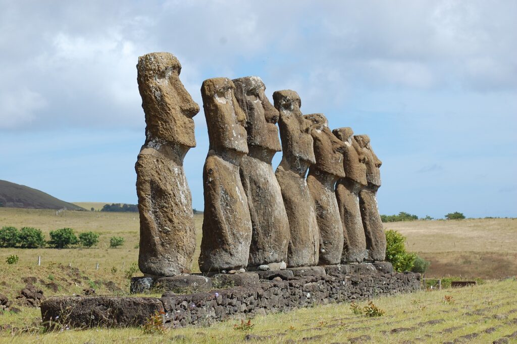 Easter Island Rapa Nui Moai Statue  - blaxxtock / Pixabay