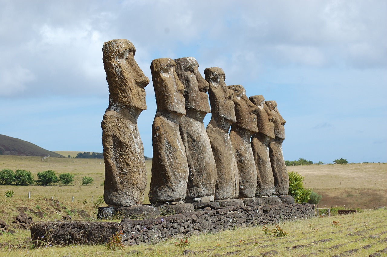 Easter Island Rapa Nui Moai Statue  - blaxxtock / Pixabay