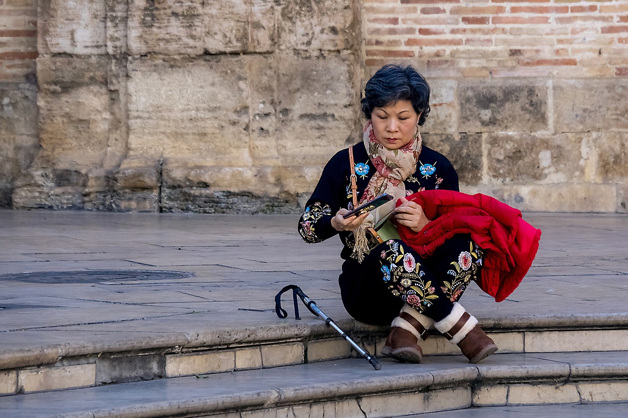 Eastern Women Colorful  - AMDUMA / Pixabay