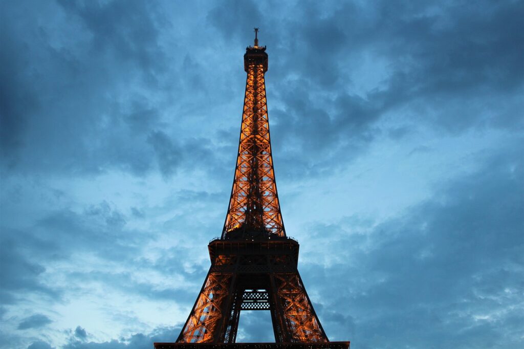 Eiffel Tower Paris France City  - Flowersour / Pixabay
