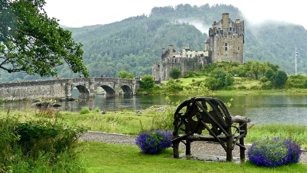 Eilean Donan Castle Scotland Chateau  - Anwic / Pixabay