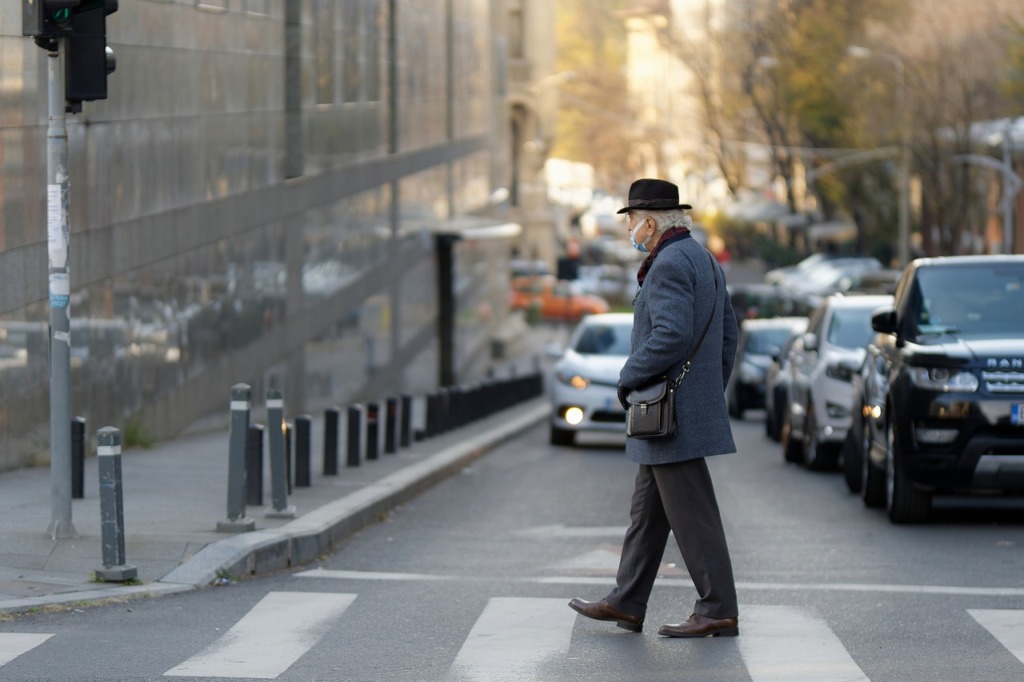Elderly Man Crossing The Street  - Surprising_Shots / Pixabay