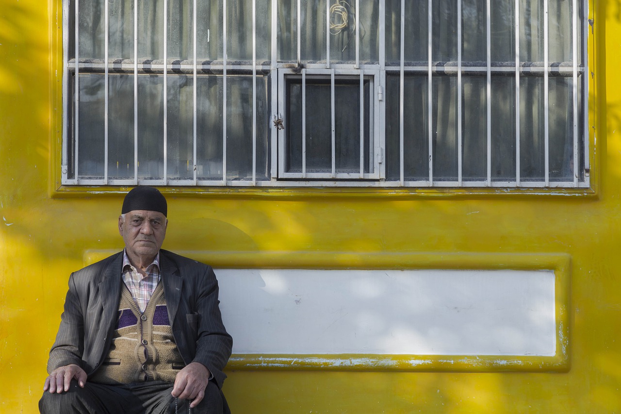 Elderly Man Street Old Man Urban - Javad_esmaeili / Pixabay