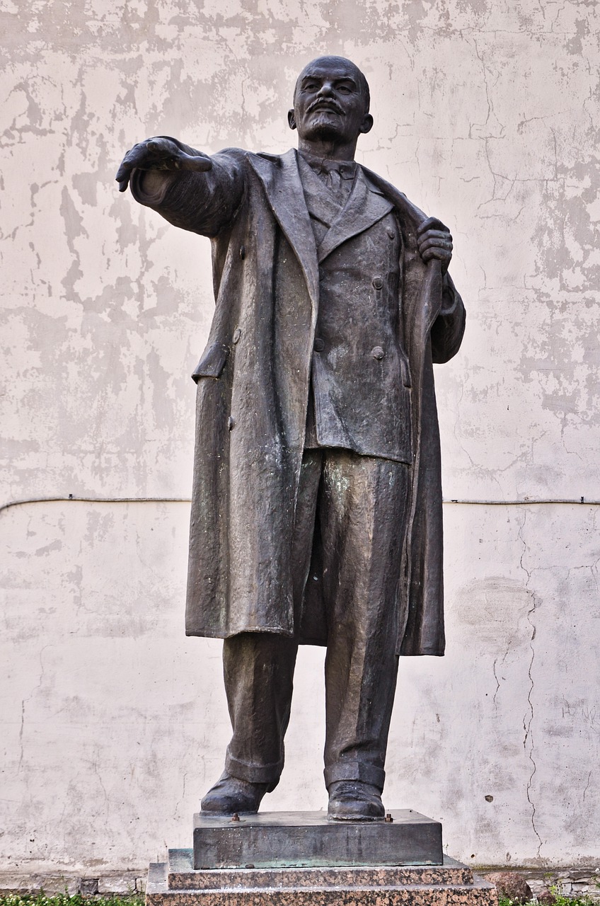Estonia Narva Statue Monument  - Obelixlatino / Pixabay