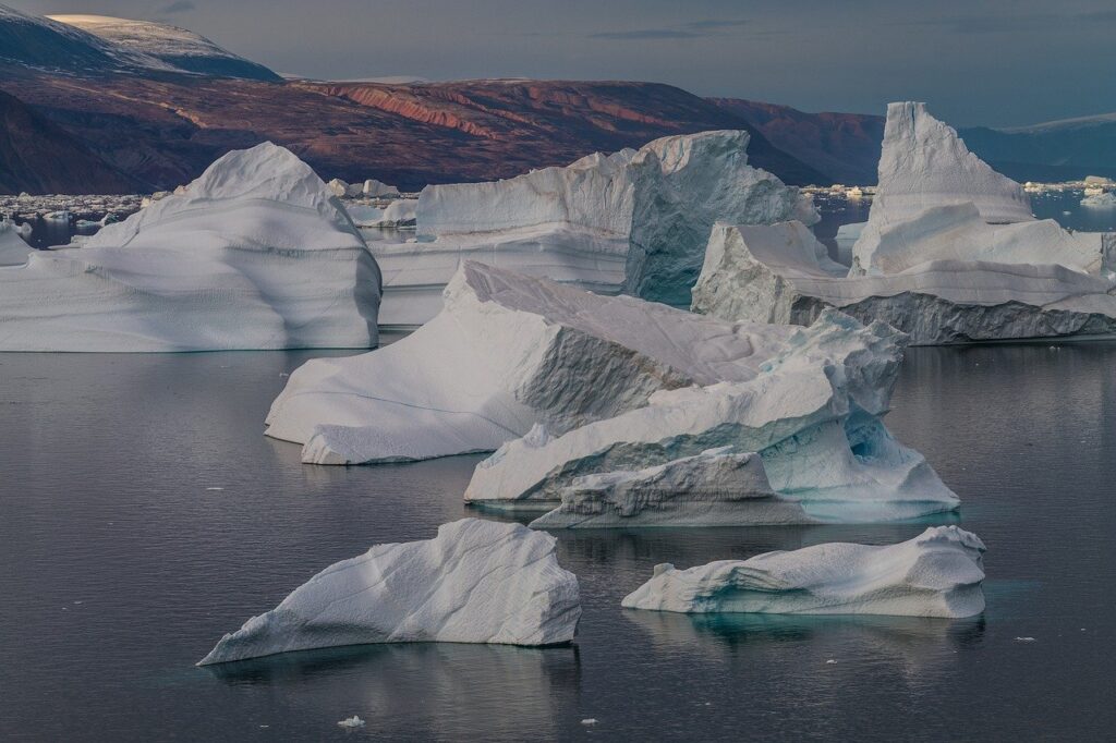 Expedition Arctic Iceberg Glacier  - mariohagen / Pixabay