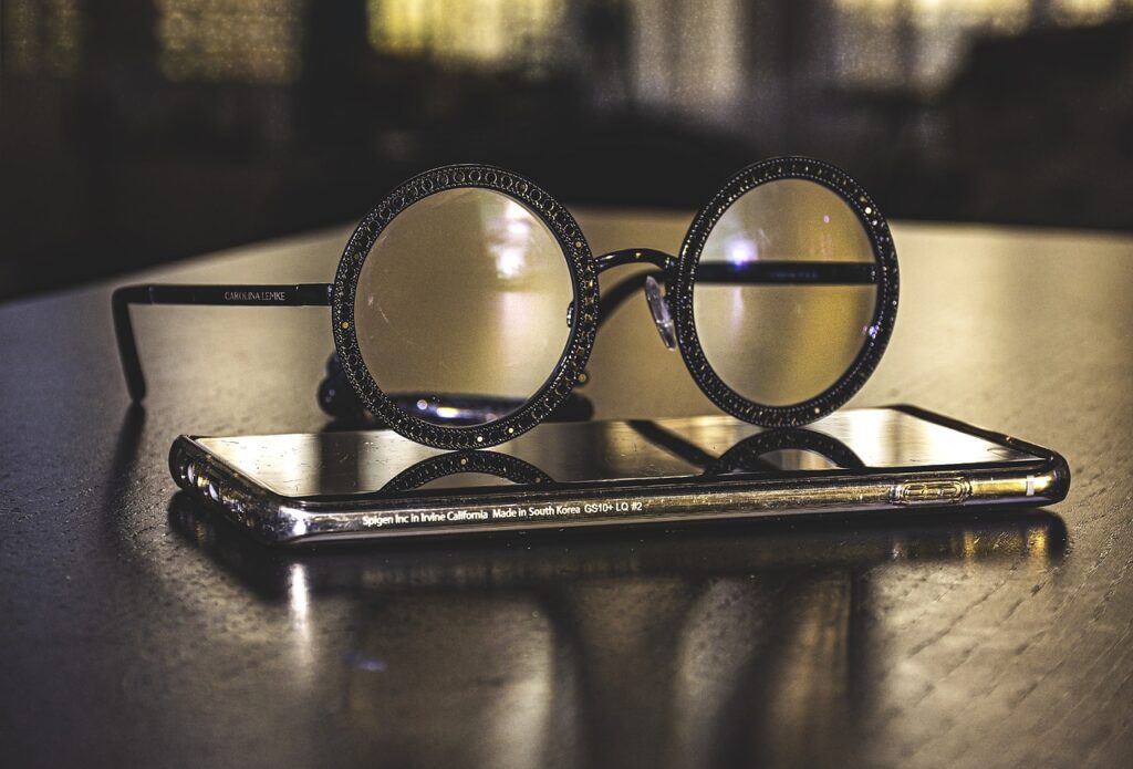 Eyeglasses Smartphone In Quarantine  - Ri_Ya / Pixabay