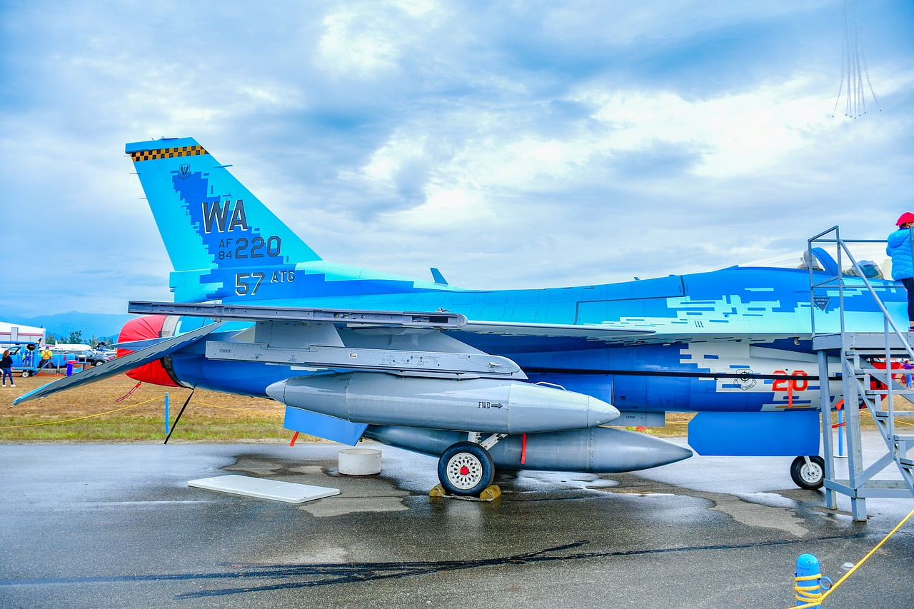 F Underwings Bomb Aviation - dayamay / Pixabay