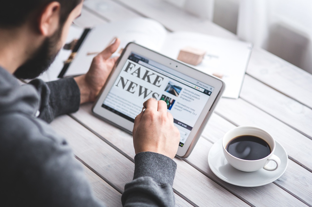 Fake News Hoax Press Computer  - memyselfaneye / Pixabay