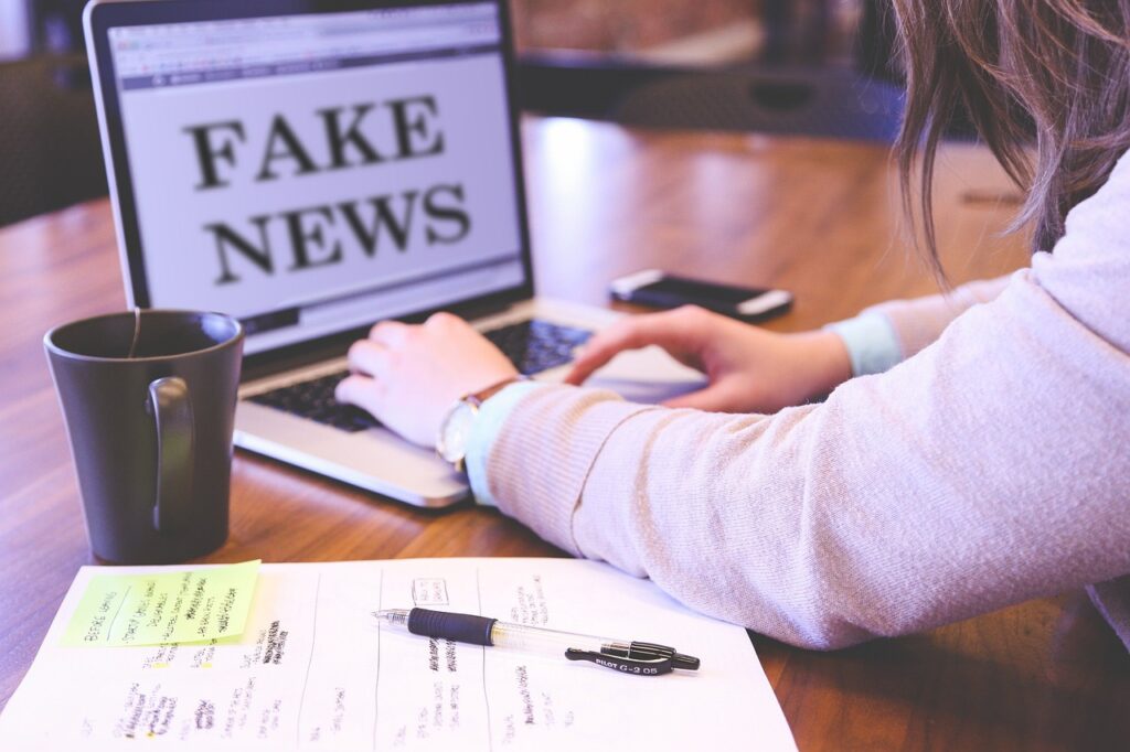 Fake News Hoax Press Computer  - memyselfaneye / Pixabay