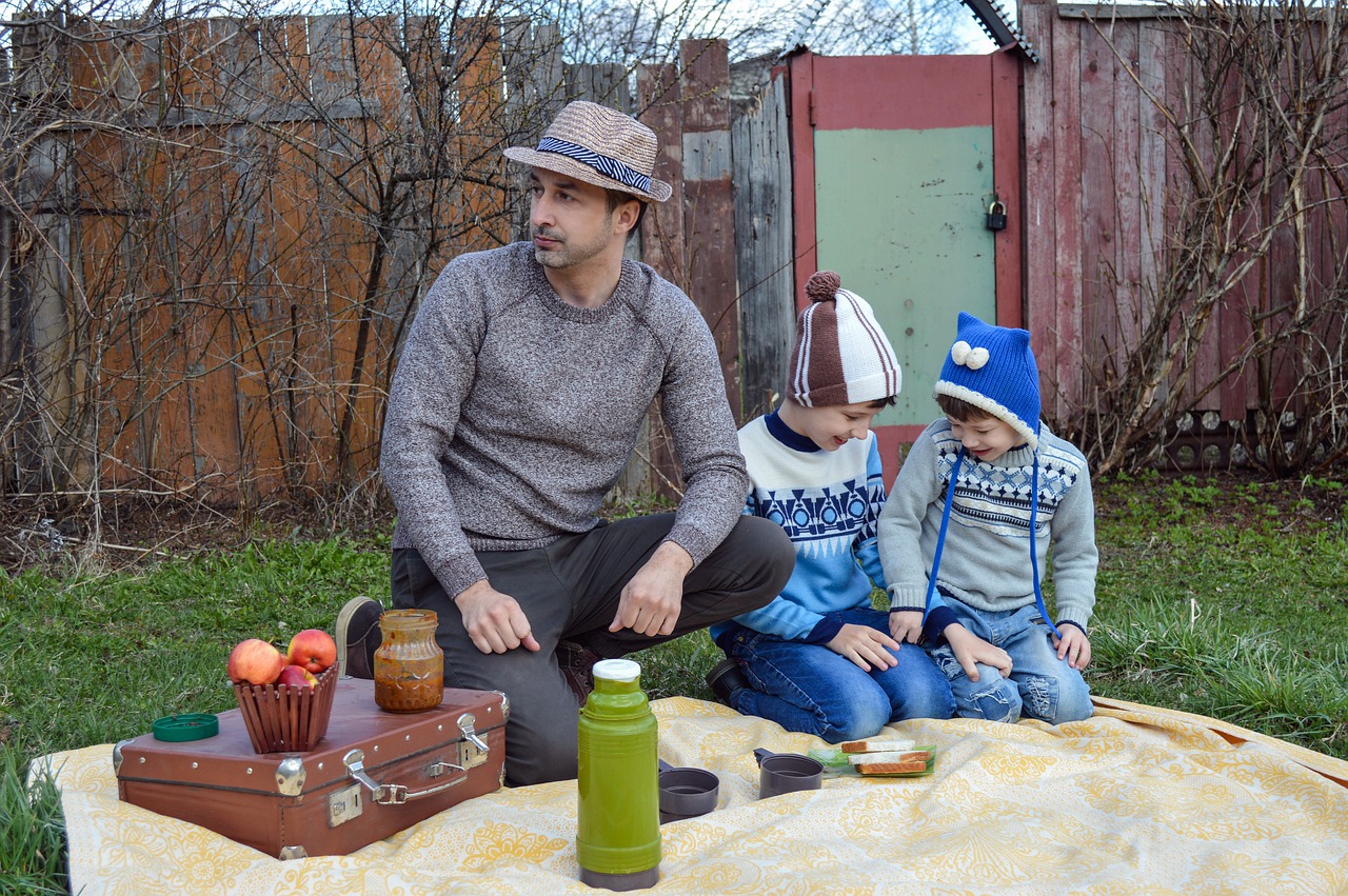 Family Father Kids Picnic Thermos - Victoria_Borodinova / Pixabay