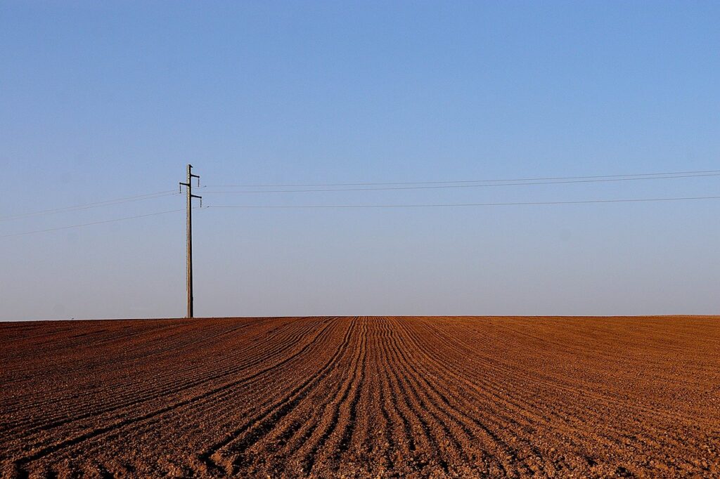 Farm Field Electricity Pole Plowed  - GAIMARD / Pixabay
