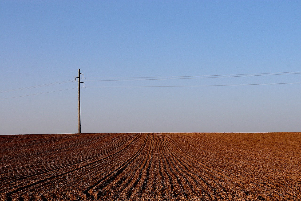Farm Field Electricity Pole Plowed  - GAIMARD / Pixabay