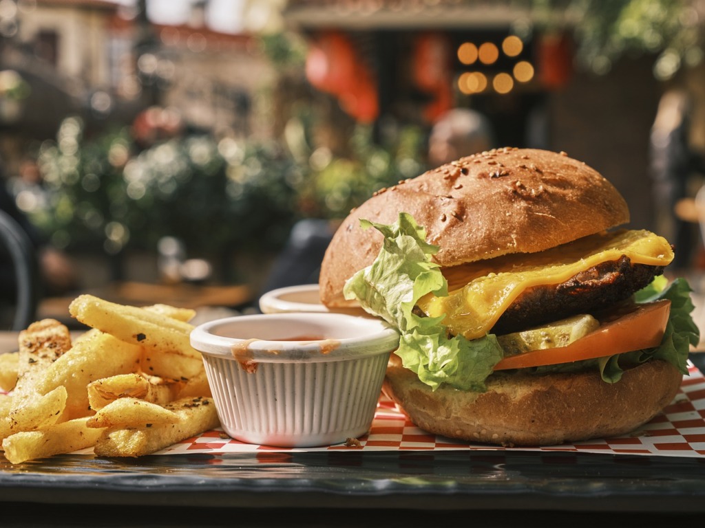 Fast Food Meal Hamburger  - Engin_Akyurt / Pixabay