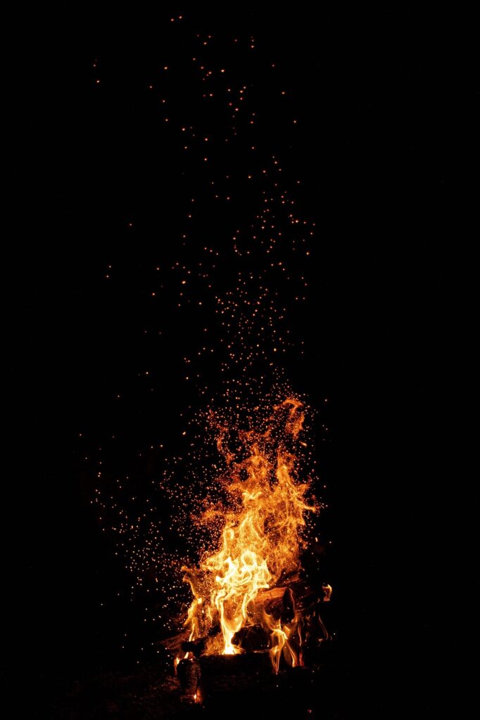 Fire Wood Campfire Burn Smoke  - justinedgecreative / Pixabay