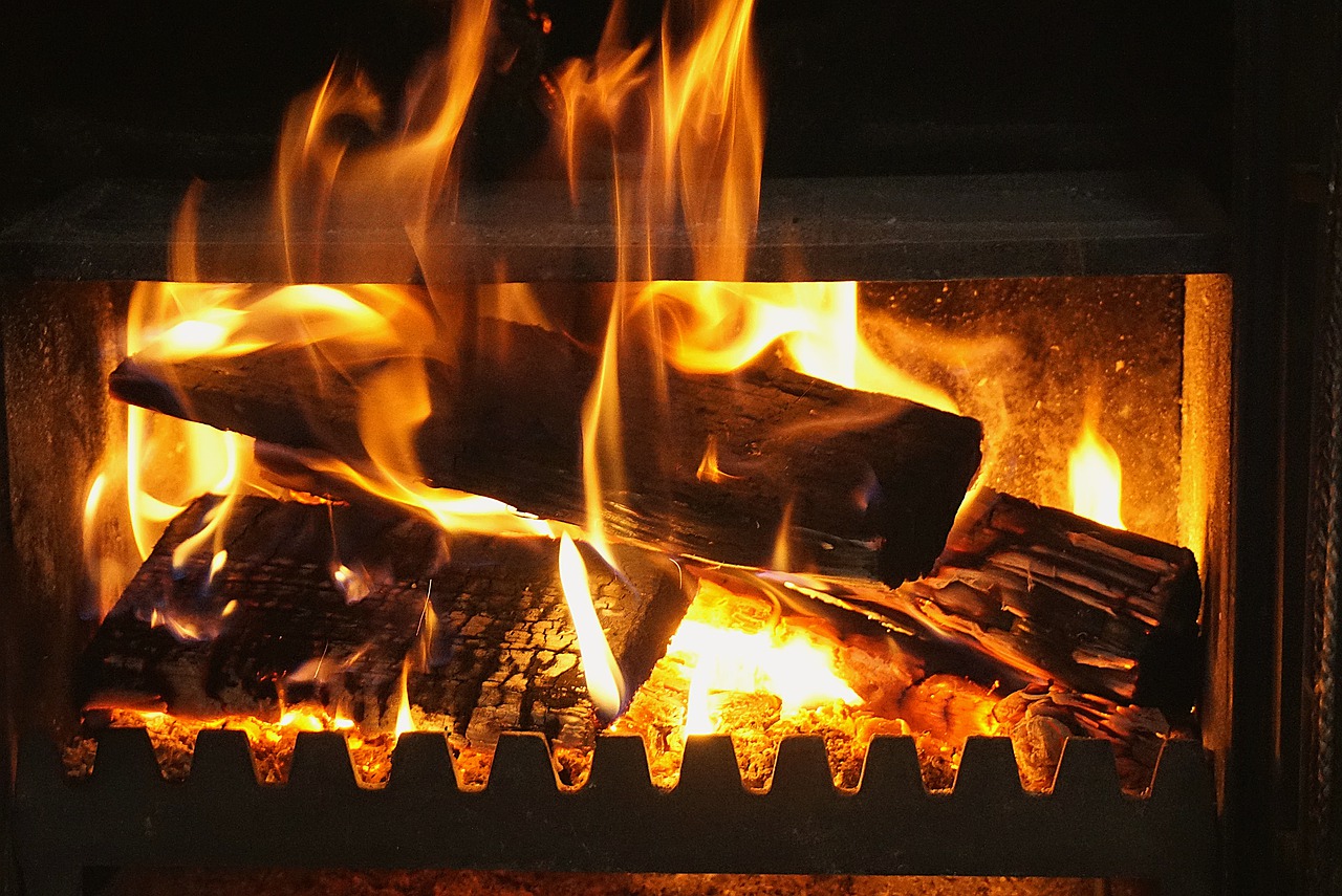 Fireplace Fire Flame Heat  - Nowaja / Pixabay