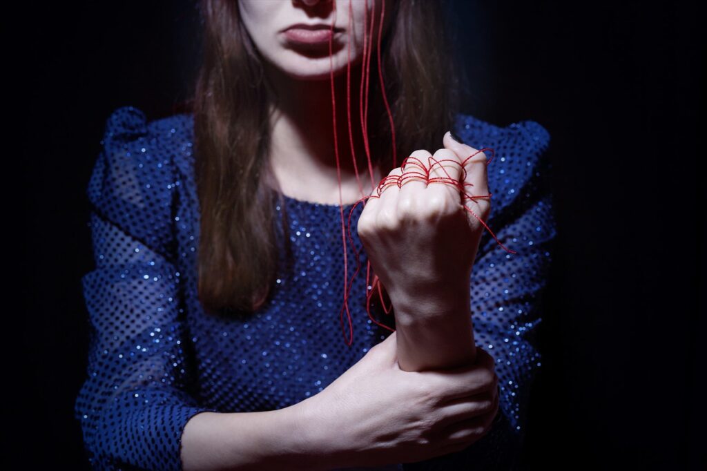 Fist String Woman Red String Tied  - niritaharoni62 / Pixabay