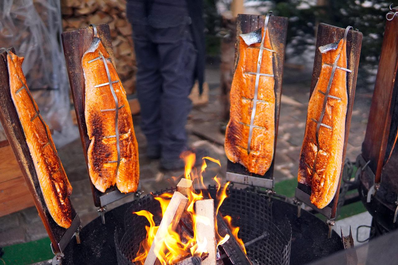Flame Grilled Salmon Fire Grilling - matthiasboeckel / Pixabay