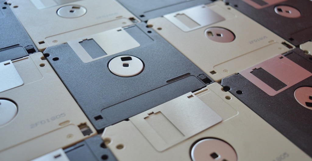 Floppy Disks Ancient Disk Computing  - kevberon / Pixabay