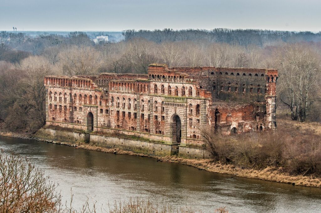Fortress Building Ruins Abandoned  - PiotrZakrzewski / Pixabay