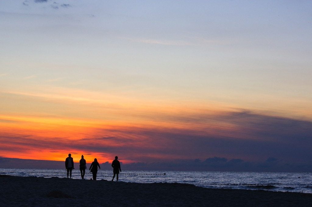 Friends Sunset Sea Beach Walk  - wal_172619 / Pixabay
