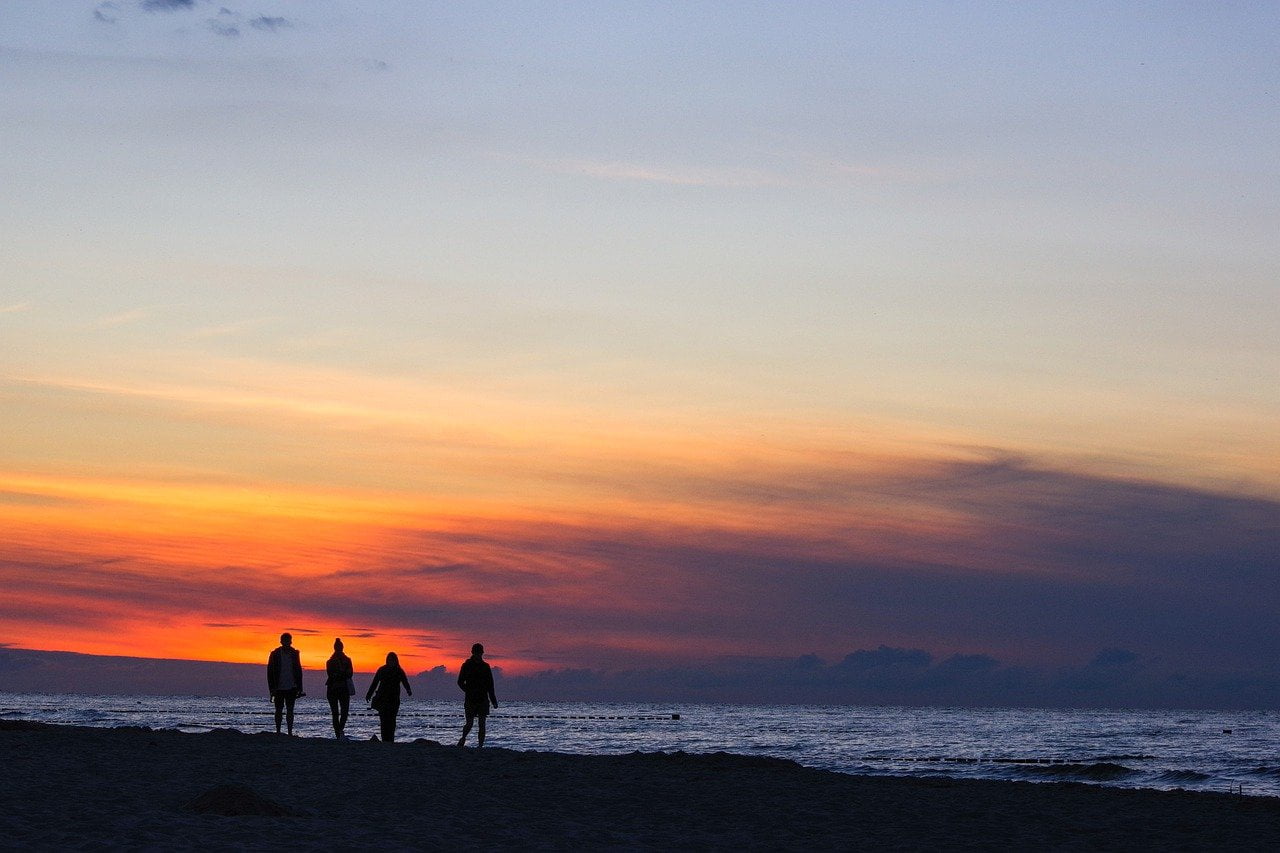 Friends Sunset Sea Beach Walk  - wal_172619 / Pixabay