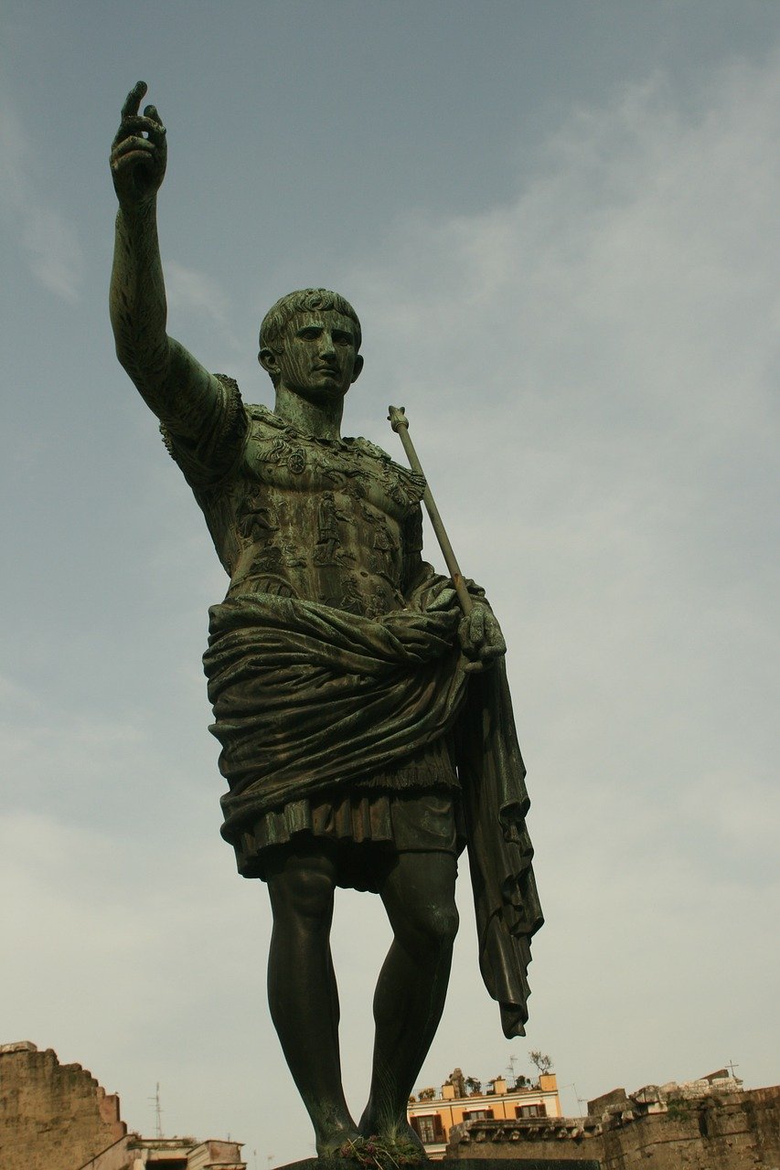 Gaius Iulius Caesar Statue Emperor - pimpompin / Pixabay