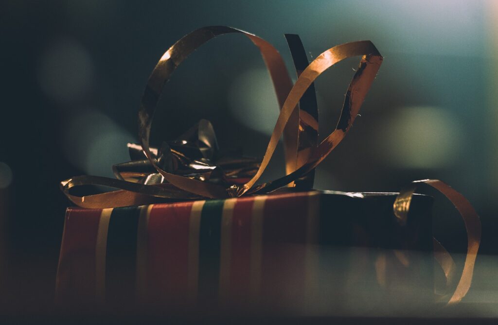 Gift Christmas Birthday Advent  - captainmk / Pixabay