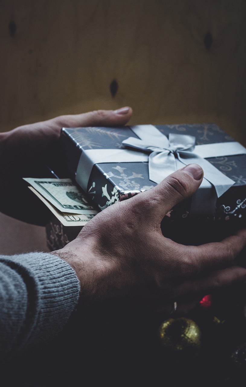 Gift Money Cash New Year S Eve  - ymkaaaaaa / Pixabay