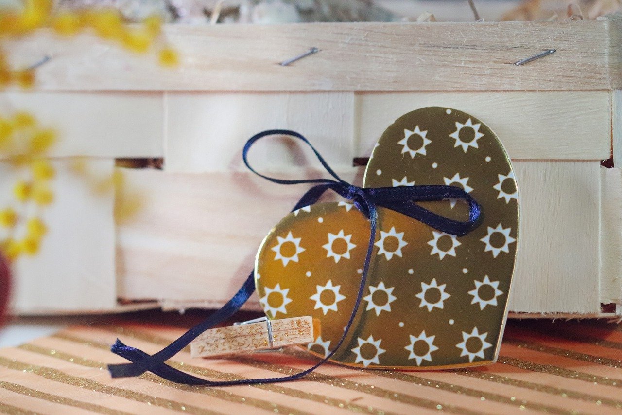 Gift Present Heart Gift Box  - HVesna / Pixabay