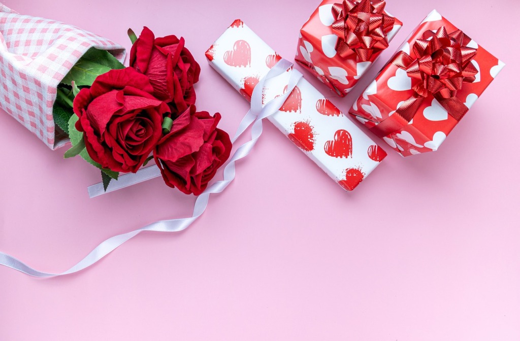 Gifts Roses Background Flat Lay  - waichi2021 / Pixabay
